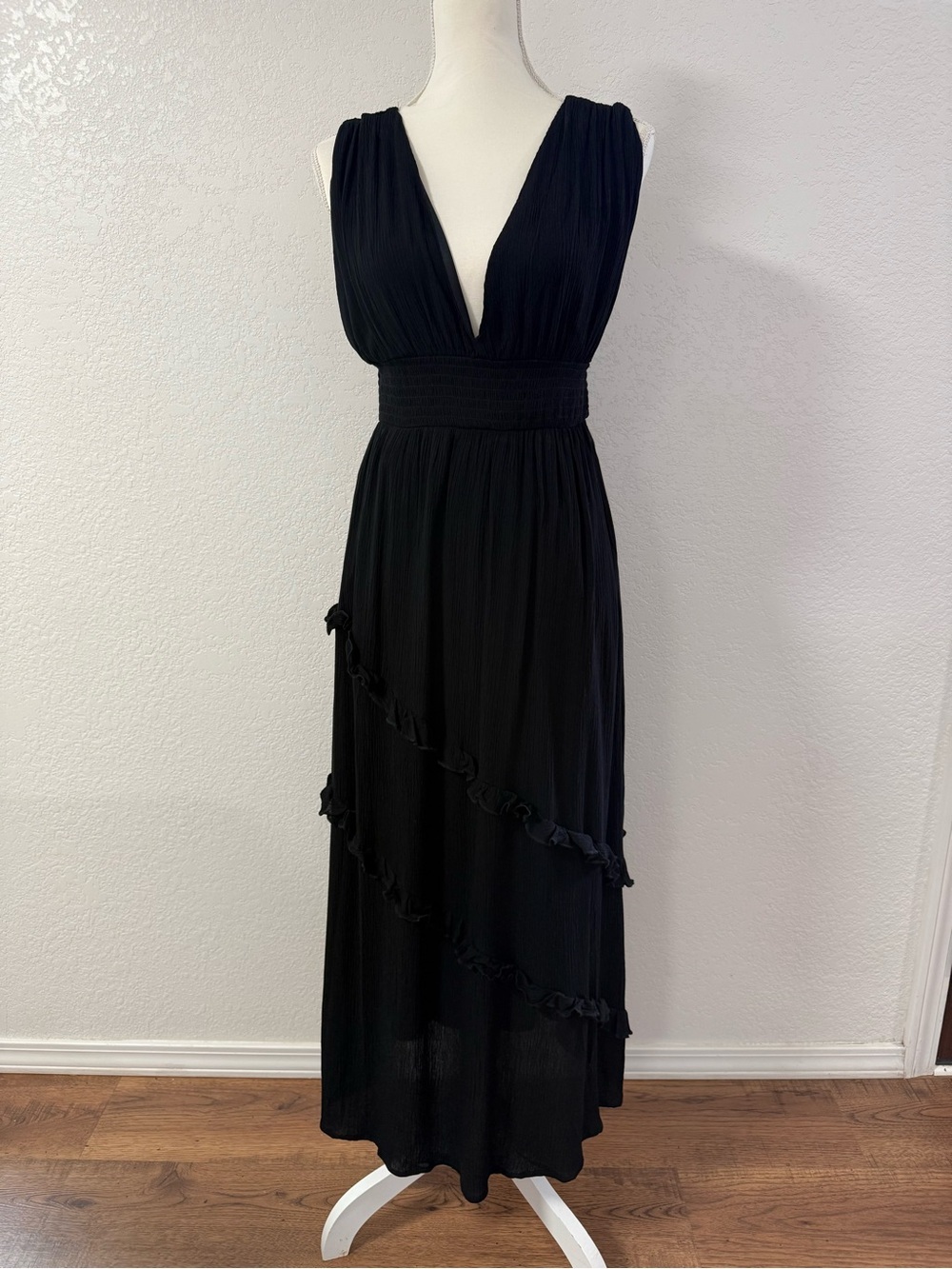 JUST FOUND Black Sleeveless V-Neck Ruffle Maxi Dress - Classic Elegance size M